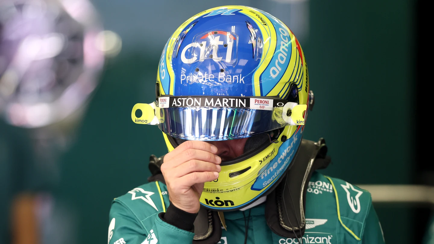 Fernando Alonso se concentra antes de una carrera Fernando Alonso se concentra antes de una carrera