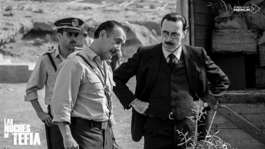 Israel Elejalde (dcha.) es Don Anselmo en 'Las noches de Tefía'.