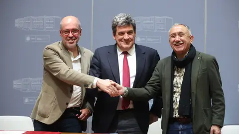 El secretario general de Comisiones Obreras (CCOO), Unai Sordo; el ministro de Inclusión, Seguridad Social y Migraciones, José Luis Escrivá, y el secretario general de UGT, Pepe Álvarez, firman el acuerdo para la reforma de las pensiones.