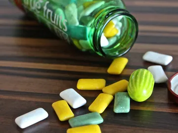 Imagen de varios chicles sobre una mesa. Imagen de varios chicles sobre una mesa.