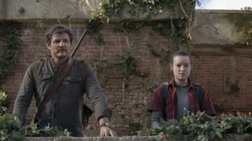 Joel (Pedro Pascal) y Ellie (Bella Ramsey), en una escena del último episodio de 'The last of us'.