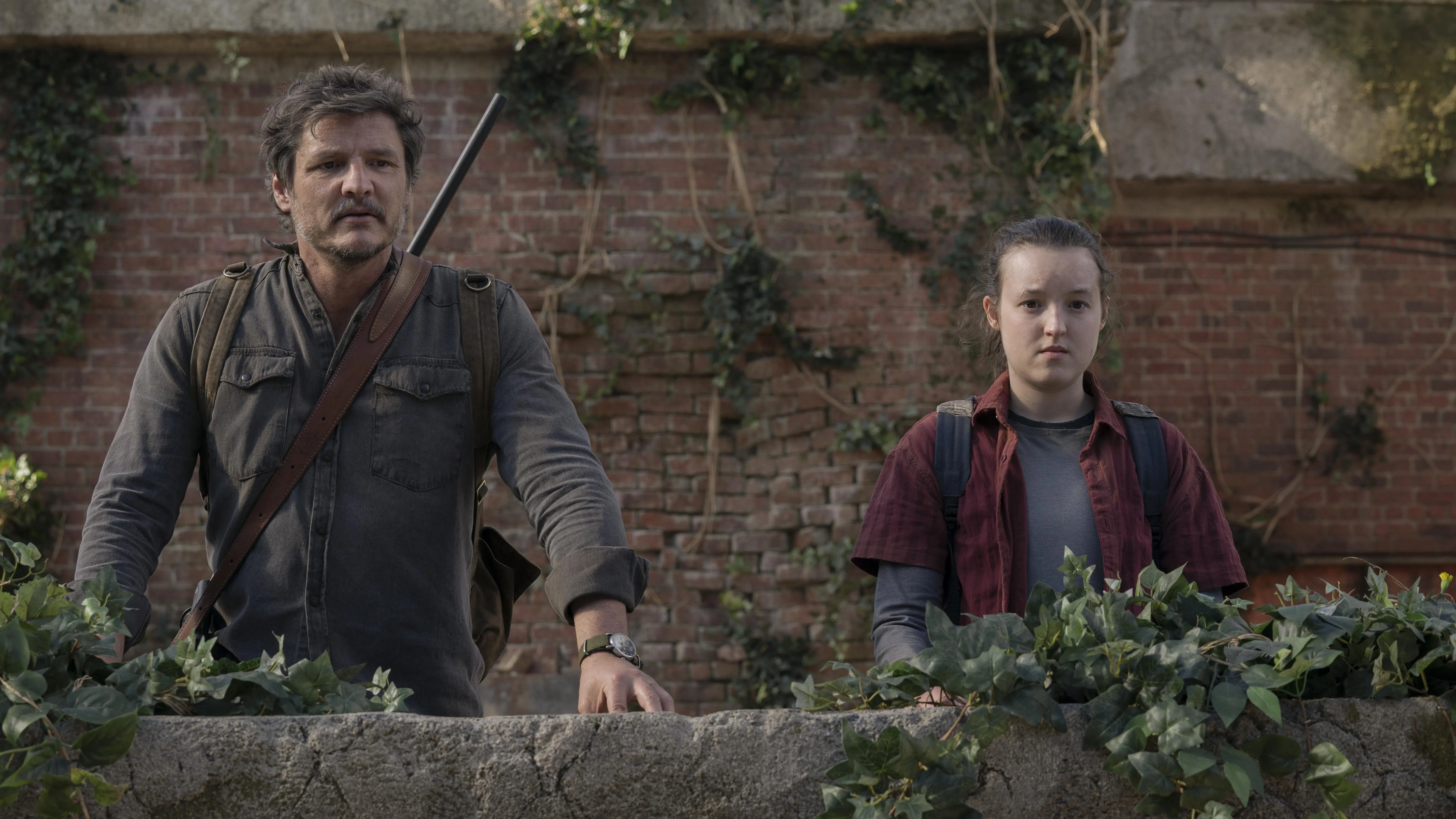 Joel (Pedro Pascal) y Ellie (Bella Ramsey), en una escena del último episodio de 'The last of us'.