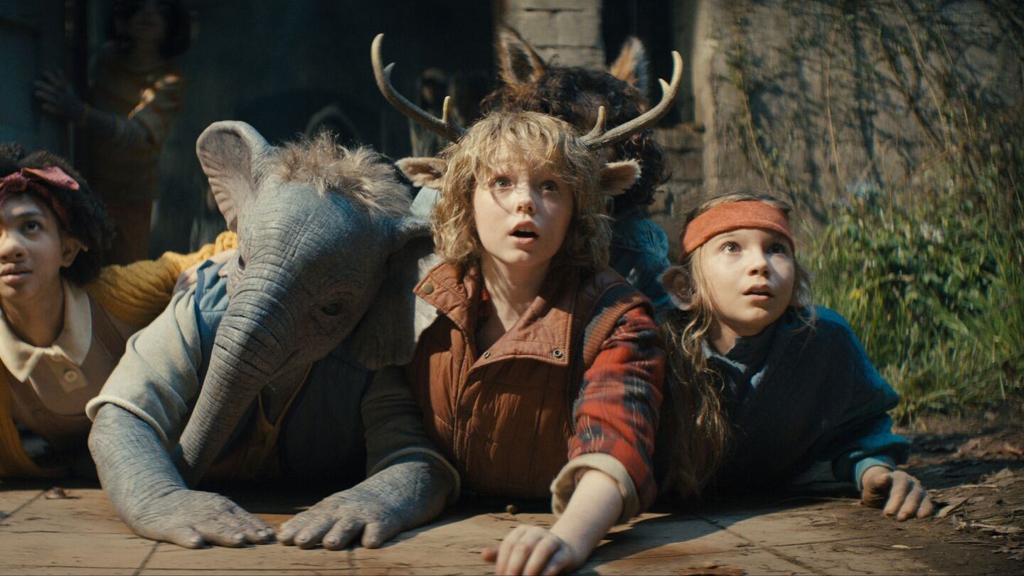 Naledi Murray, Ravi Narayan, Christian Convery, Amie Donald, en 'Sweet Tooth: el ni&ntilde;o ciervo'.