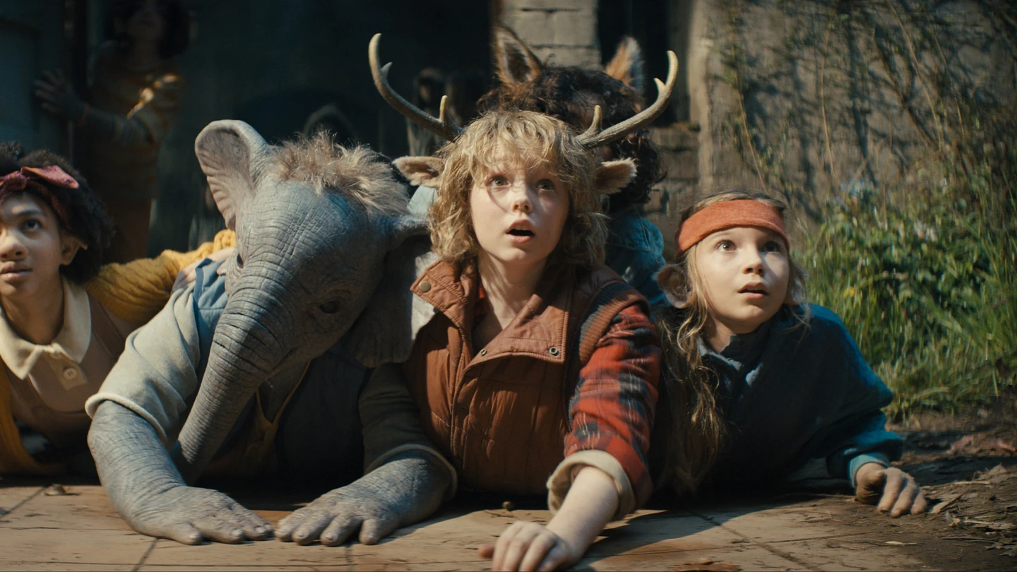 Naledi Murray, Ravi Narayan, Christian Convery, Amie Donald, en 'Sweet Tooth: el niño ciervo'. Naledi Murray, Ravi Narayan, Christian Convery, Amie Donald, en 'Sweet Tooth: el niño ciervo'.