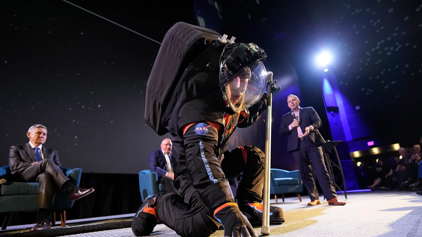 El AxEMU, el traje con el que se volverá a pisar la Luna El AxEMU, el traje con el que se volverá a pisar la Luna