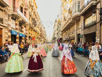 Falleras paseando por la calle de la Paz de Valencia durante las fallas
