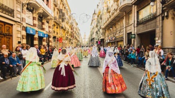 Falleras paseando por la calle de la Paz de Valencia durante las fallas