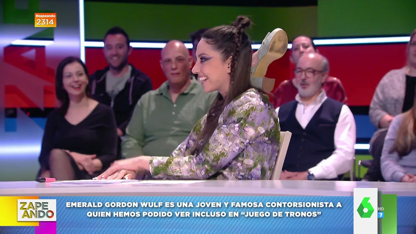 Maya Pixelskaya e Isabel Forner demuestran su flexibilidad en directo y Dani Mateo alucina Maya Pixelskaya e Isabel Forner demuestran su flexibilidad en directo y Dani Mateo alucina