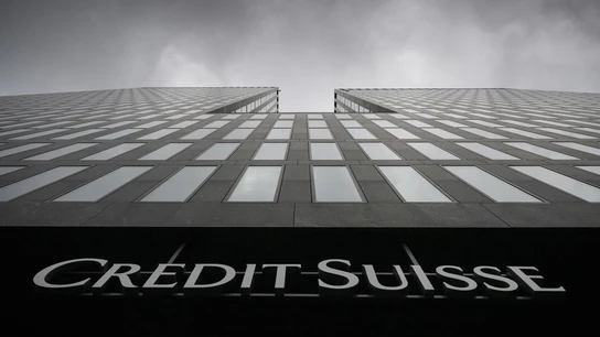 Imagen de archivo de la fachada de Credit Suisse Cómo afectará a los bancos españoles el desplome de Credit Suisse: riesgos de una crisis como la de 2008