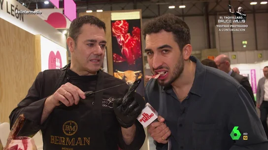 Un experto asegura a Isma Juárez que el jamón es afrodisíaco En su visita a la feria de carne 'Meat Attraction', Isma Juárez conversa con un cortador de jamón que le asegura en este vídeo que los carnívoros "vamos a estar perseguidos como los que fuman" e incluso se lanza con un chiste de veganos.