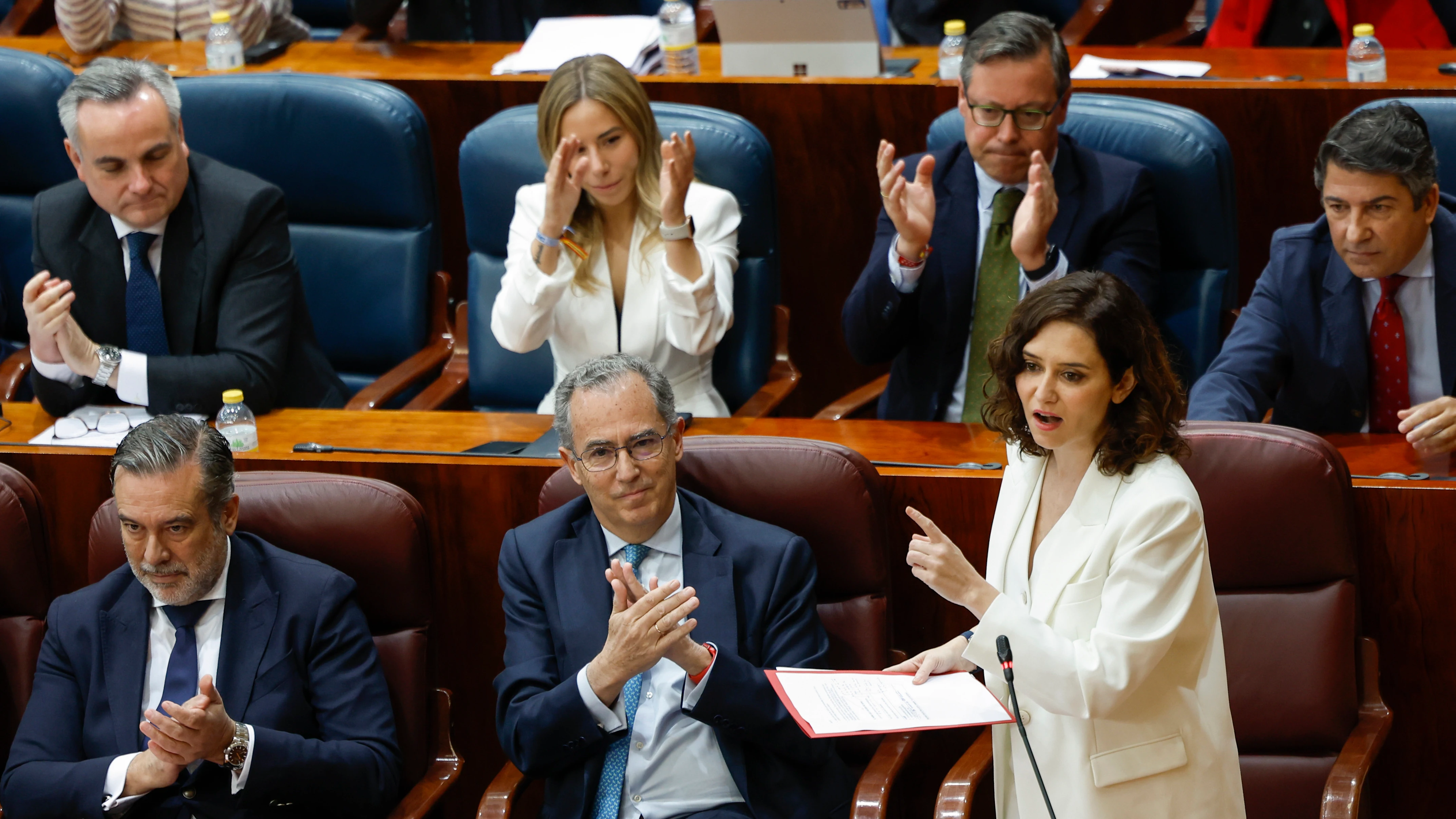 La presidenta de la Comunidad de Madrid Isabel Díaz Ayuso, y Enrique Ossorio (c), vicepresidente de la Comunidad de Madrid.
