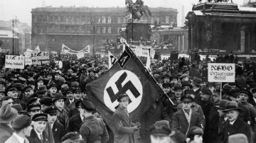 Una manifestación pro Partido Nazi durante la campaña electoral en Alemania en 1933