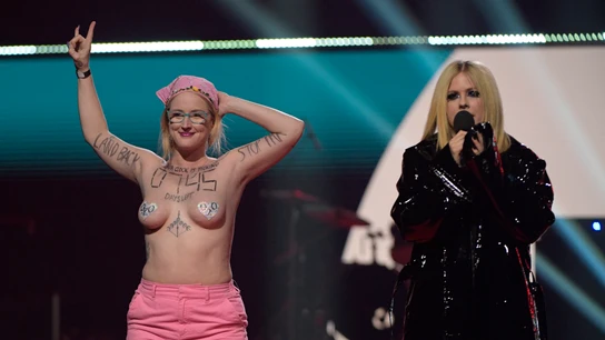 Avril Lavigne, junto a la espontánea, en los JUNO Awards de 2023. Avril Lavigne, junto a la espontánea, en los JUNO Awards de 2023.