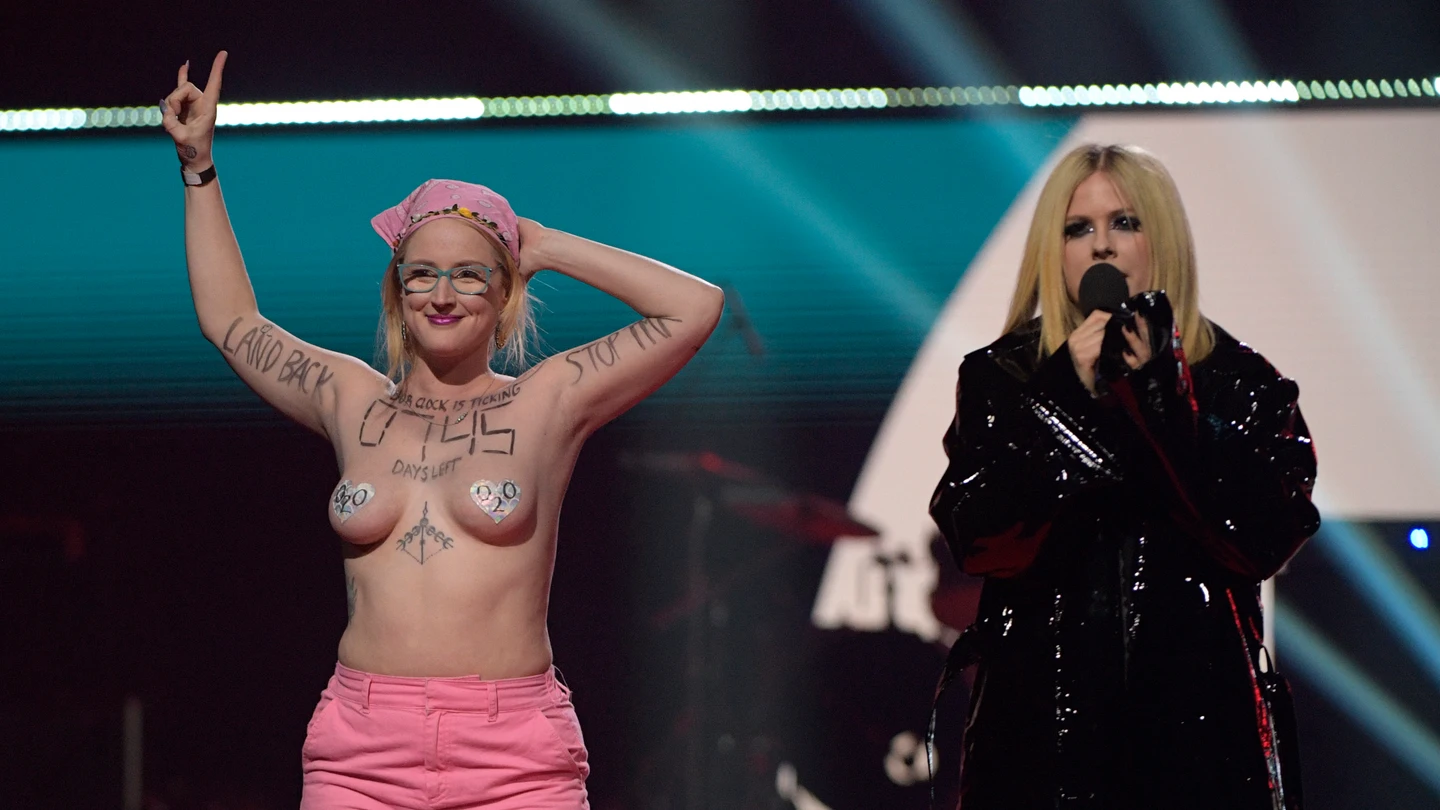 Avril Lavigne, junto a la espontánea, en los JUNO Awards de 2023. Avril Lavigne, junto a la espontánea, en los JUNO Awards de 2023.