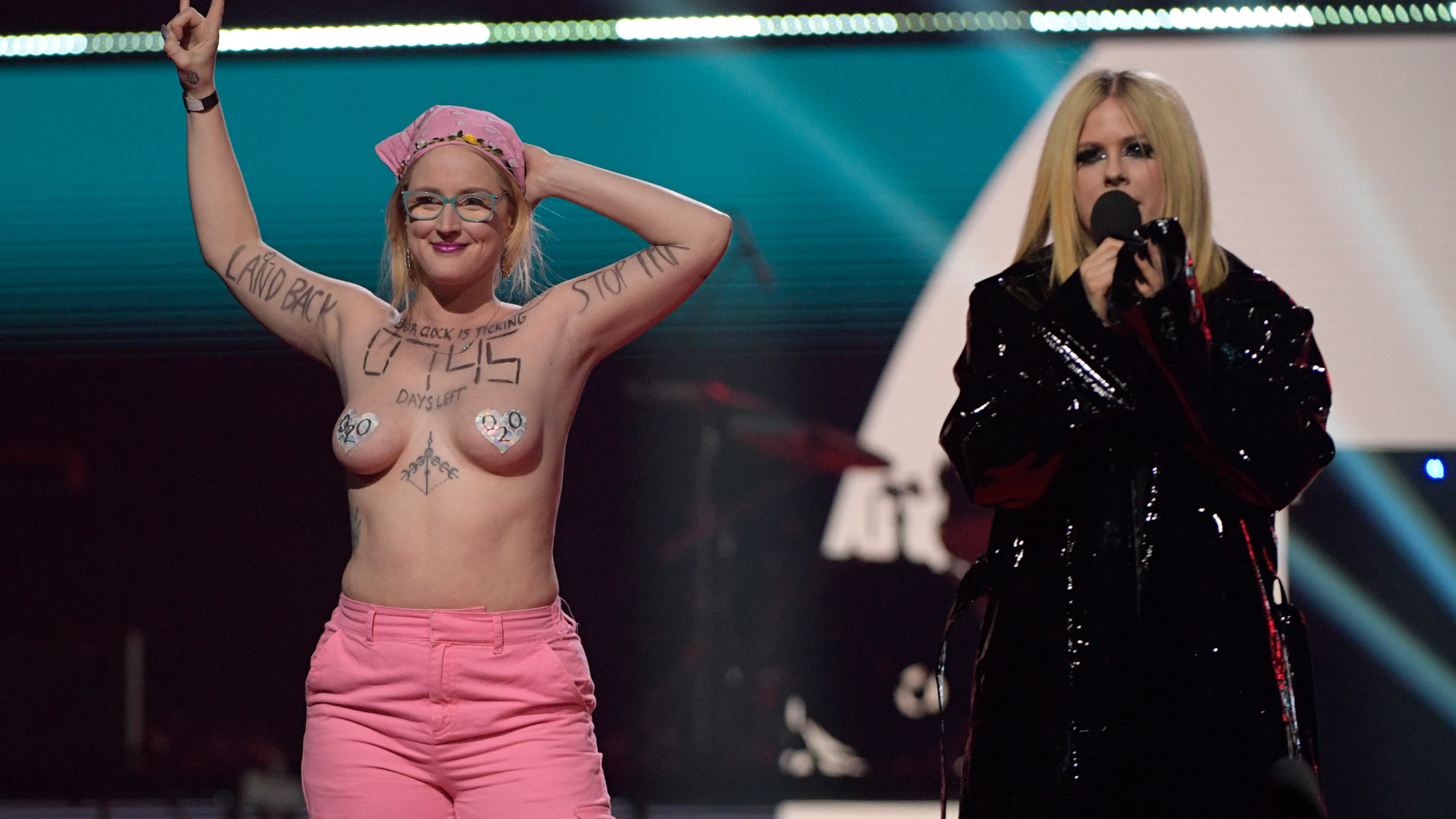 Avril Lavigne, junto a la espontánea, en los JUNO Awards de 2023.