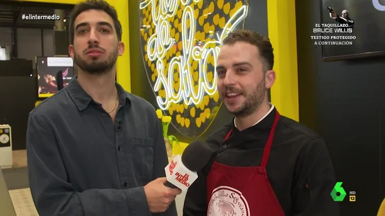 El trabajador de un stand de hamburguesas de cochinillo, a Isma Juárez "En Segovia hay muy pocos", comenta este chico a Isma Juárez en la feria de la carne 'Meat Attraction', la más importante de España, donde el reportero pregunta a asistentes y profesionales qué opinan sobre el veganismo. Sus respuestas, en este vídeo.