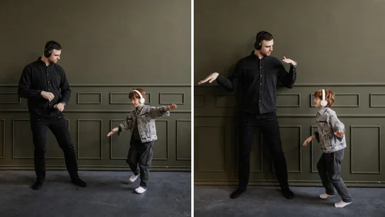 Un padre y un hijo escuchando música y bailando juntos Un padre y un hijo escuchando música y bailando juntos