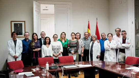 Médicos madrileños y representantes de la Consejería de Sanidad posan tras la firma del acuerdo para poner fin a la huelga de atención primaria Médicos madrileños y representantes de la Consejería de Sanidad posan tras la firma del acuerdo para poner fin a la huelga de atención primaria
