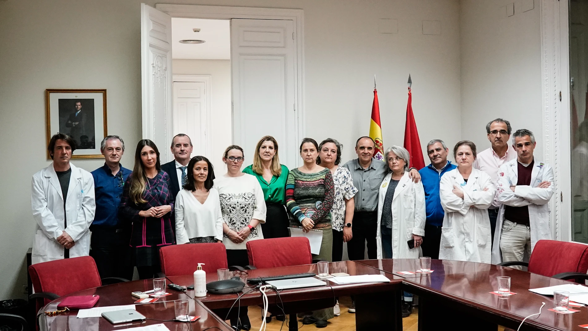 Médicos madrileños y representantes de la Consejería de Sanidad posan tras la firma del acuerdo para poner fin a la huelga de atención primaria 