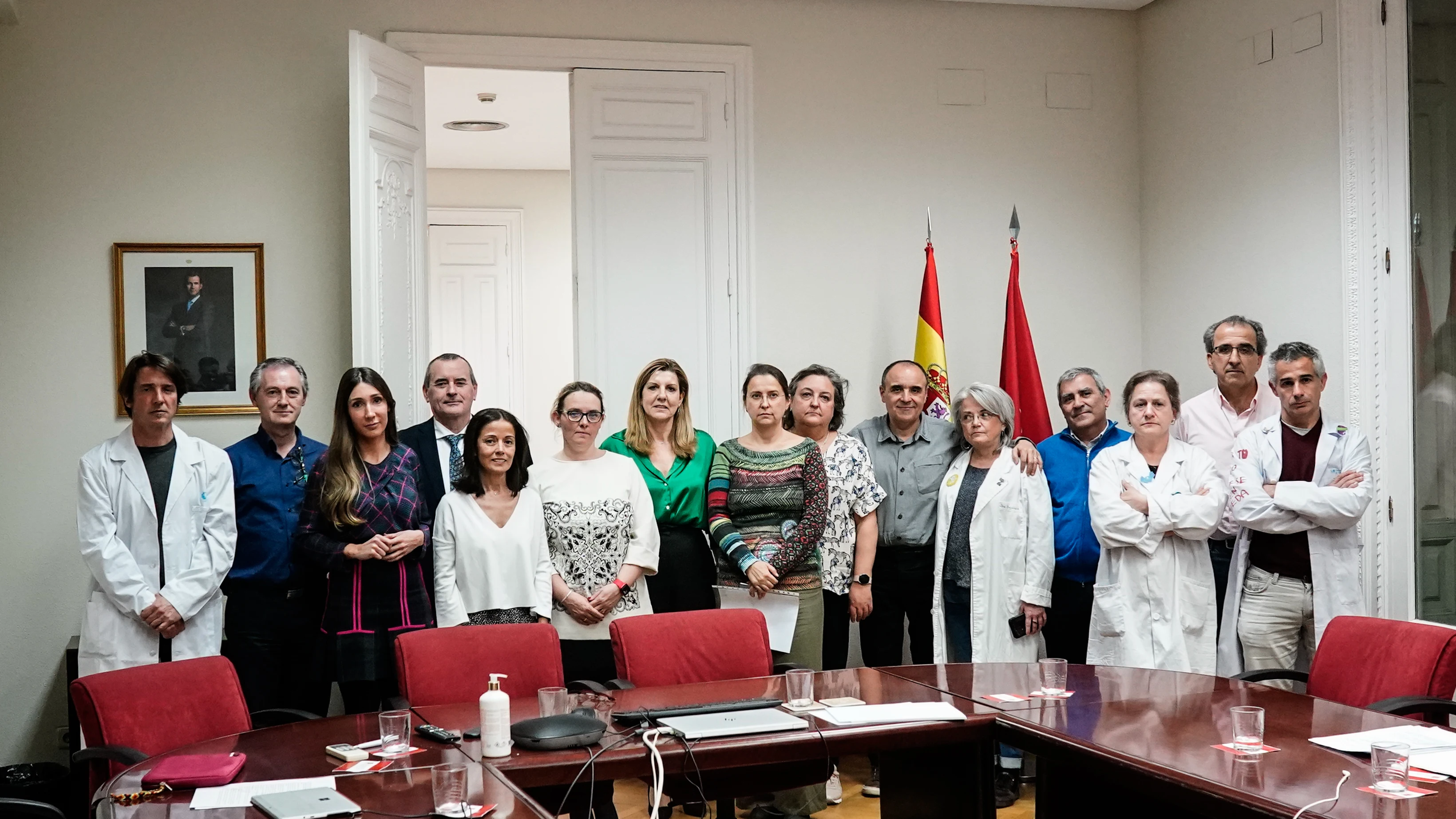 Médicos madrileños y representantes de la Consejería de Sanidad posan tras la firma del acuerdo para poner fin a la huelga de atención primaria 