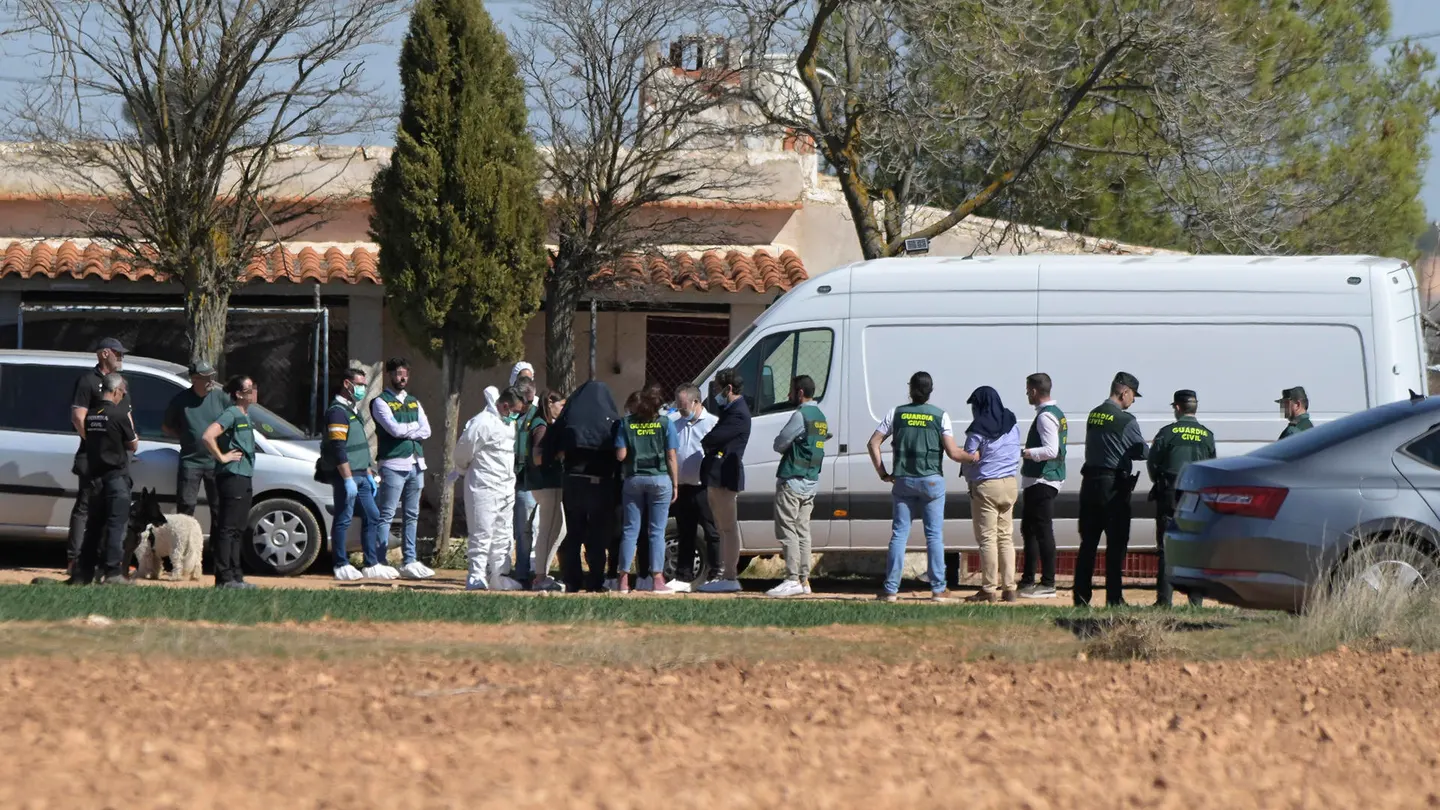 La Guardia Civil está registrando este jueves una finca en Manzanares (Ciudad Real), para buscar más pruebas que puedan ayudar a esclarecer la desaparición del empresario Juan Miguel Isla, al que se le perdió la pista en este municipio en julio de 2022. La Guardia Civil está registrando este jueves una finca en Manzanares (Ciudad Real), para buscar más pruebas que puedan ayudar a esclarecer la desaparición del empresario Juan Miguel Isla, al que se le perdió la pista en este municipio en julio de 2022.