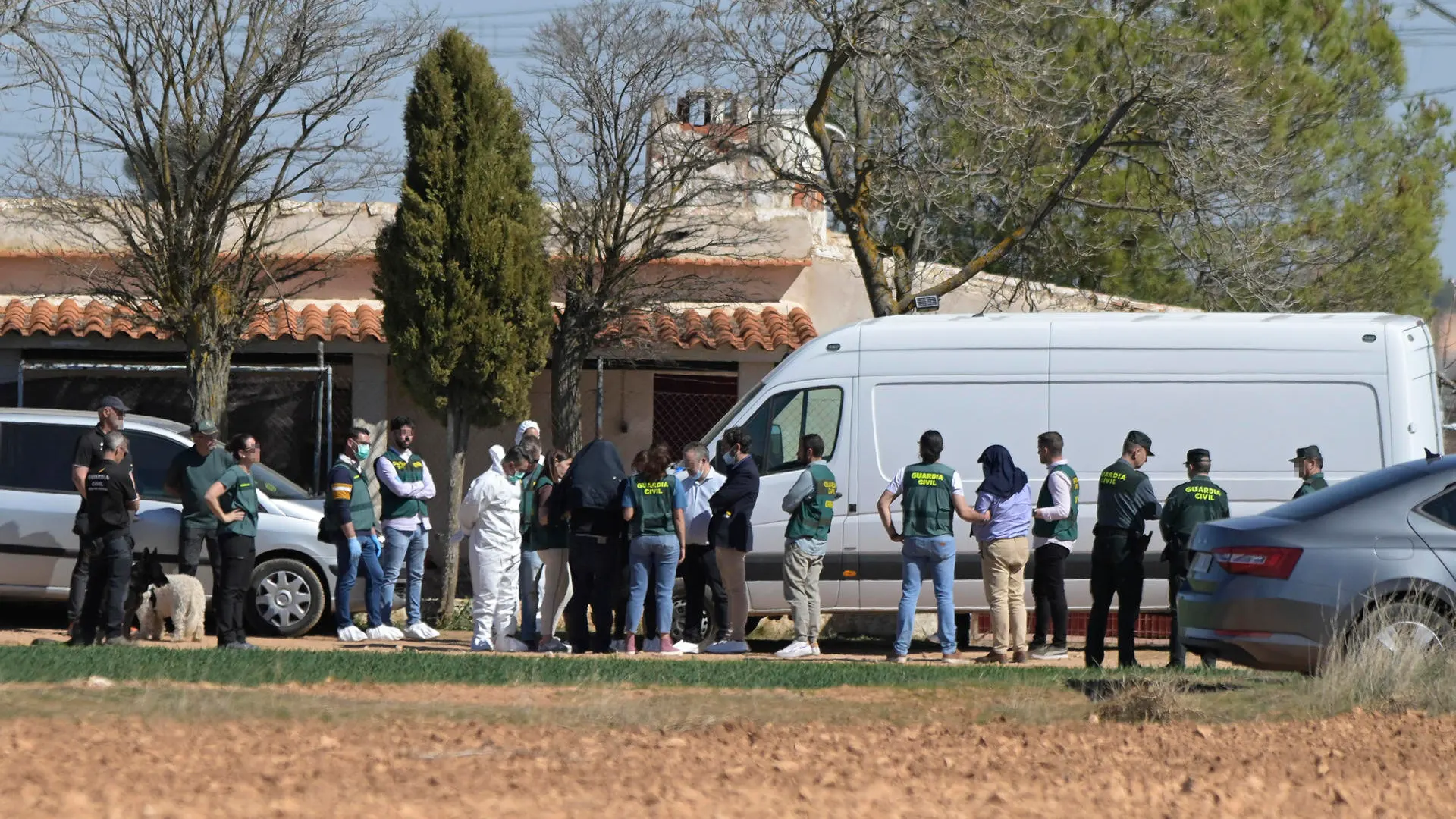 La Guardia Civil está registrando este jueves una finca en Manzanares (Ciudad Real), para buscar más pruebas que puedan ayudar a esclarecer la desaparición del empresario Juan Miguel Isla, al que se le perdió la pista en este municipio en julio de 2022. 