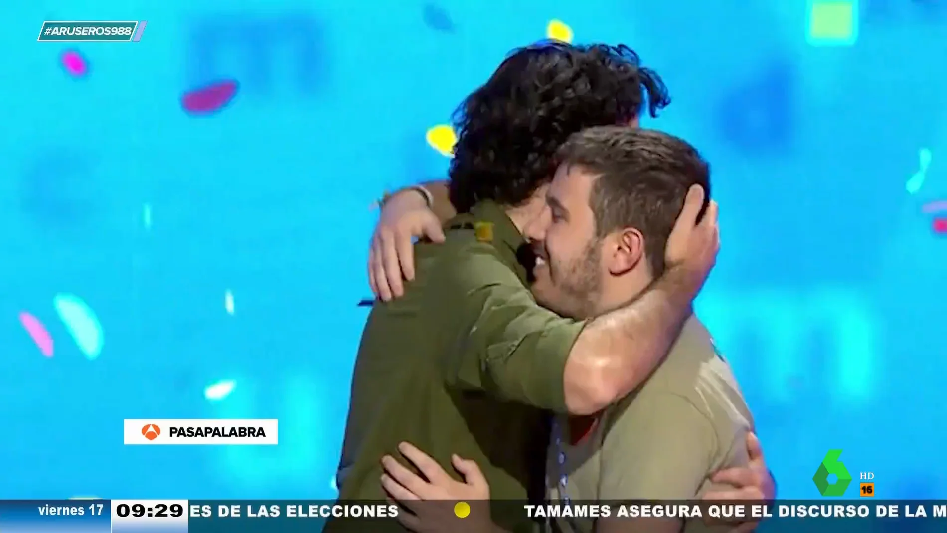 Orestes Barbero abraza a Rafa Castaño