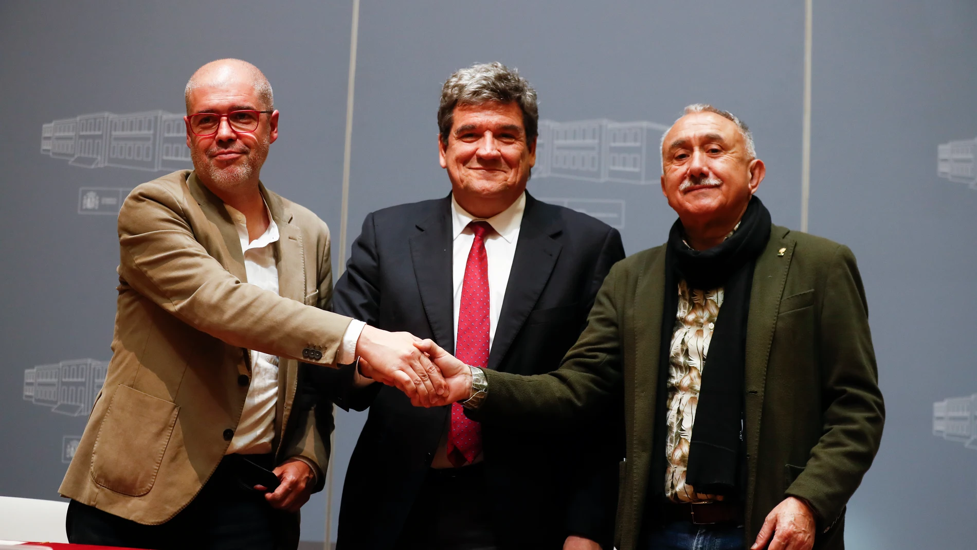El ministro de Inclusión y Seguridad Social, José Luis Escrivá (c), y los secretarios generales de CCOO y UGT, Unai Sordo (i) y Pepe Álvarez (d).