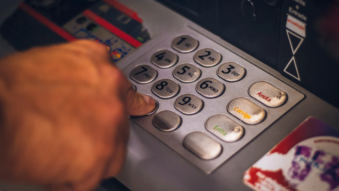 Nueva estafa contra mayores: les ayudan a sacar dinero del cajero mientras les roban por 'contactless' Nueva estafa contra mayores: les ayudan a sacar dinero del cajero mientras les roban por 'contactless'
