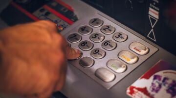 Nueva estafa contra mayores: les ayudan a sacar dinero del cajero mientras les roban por 'contactless'