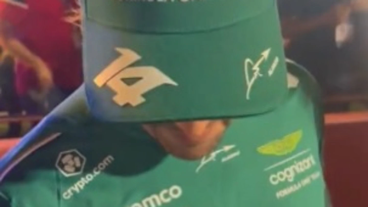 Fernando Alonso responde a un niño Fernando Alonso responde a un niño