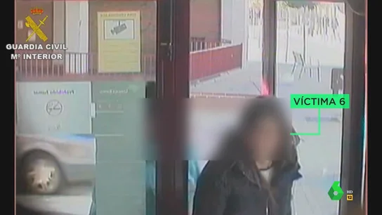 "Me tiene que llevar agarrada": el vídeo de seguridad de la Reina de la Burundanga y una de sus víctimas en un cajero "Me tiene que llevar agarrada": el vídeo de seguridad de la Reina de la Burundanga y una de sus víctimas en un cajero
