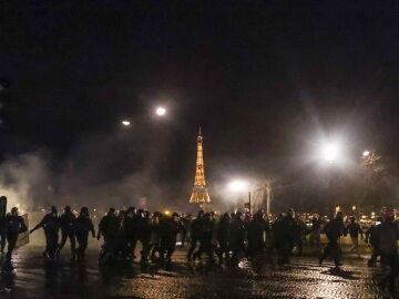 More than 200 people arrested in Paris after a night of riots against Macron’s pension reform