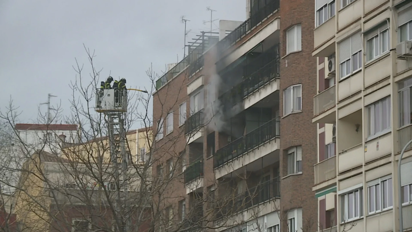 Mueren dos ancianos en el incendio en una vivienda de la zona de Ventas, Madrid Mueren dos ancianos en el incendio en una vivienda de la zona de Ventas, Madrid