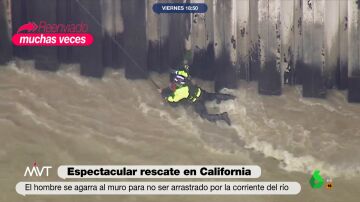 Espectacular rescate en helicóptero: los bomberos salvan a un hombre tras caer a un río desbordado por la lluvia