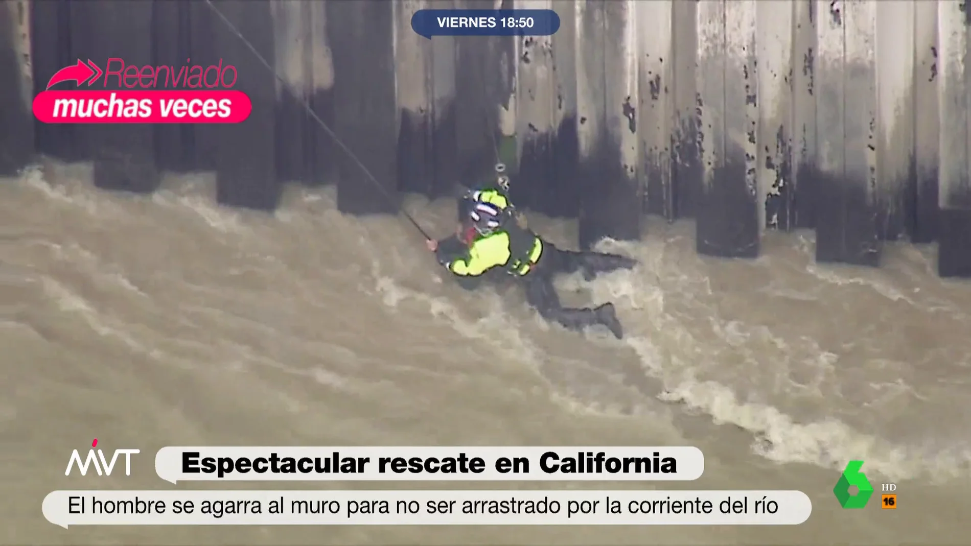 Espectacular rescate en helicóptero: los bomberos salvan a un hombre tras caer a un río desbordado por la lluvia