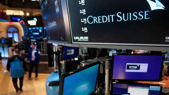 Una pantalla muestra el nombre del banco suizo Credit Suisse en la Bolsa de Nueva York Una pantalla muestra el nombre del banco suizo Credit Suisse en la Bolsa de Nueva York