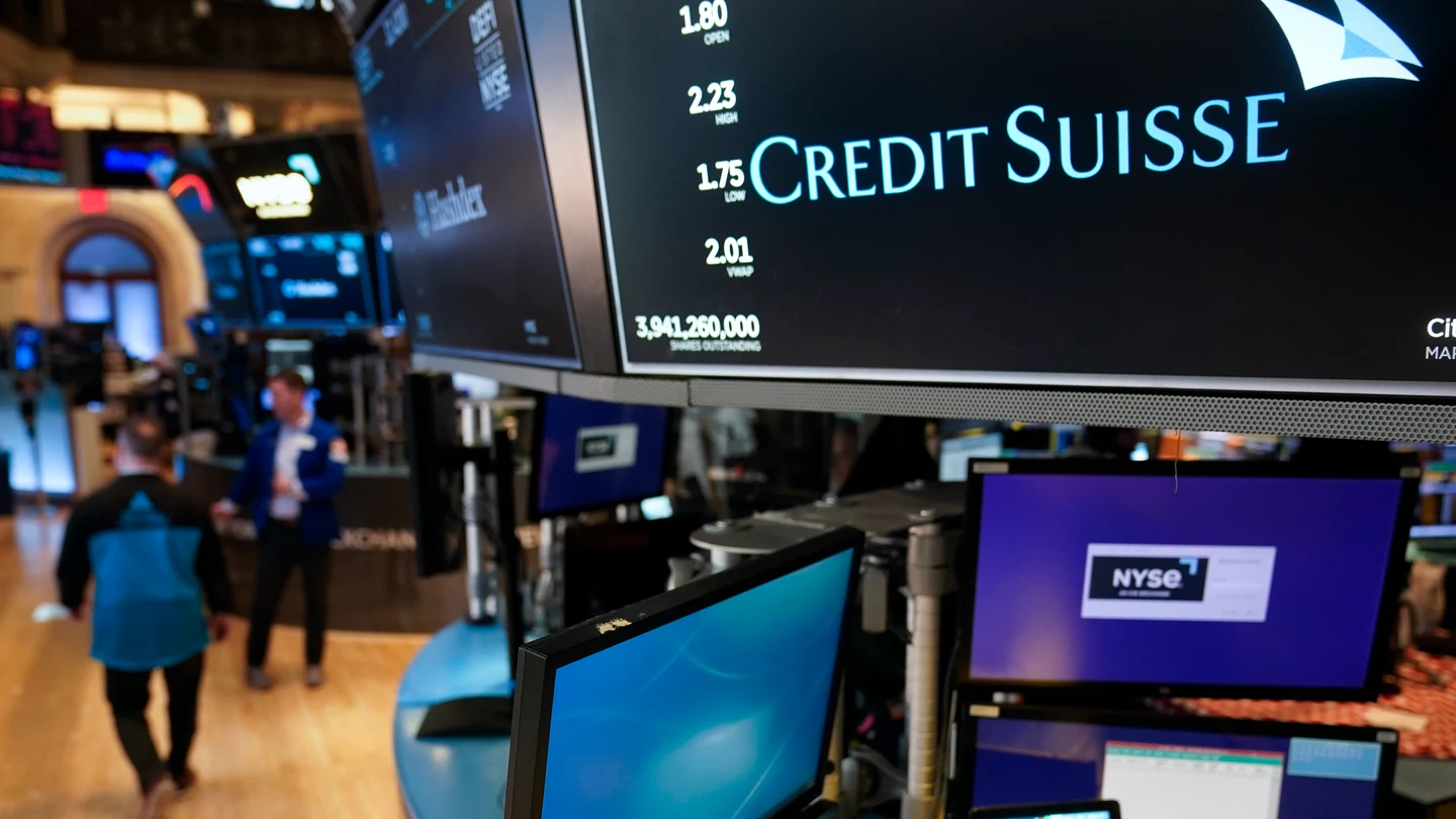 Una pantalla muestra el nombre del banco suizo Credit Suisse en la Bolsa de Nueva York Una pantalla muestra el nombre del banco suizo Credit Suisse en la Bolsa de Nueva York