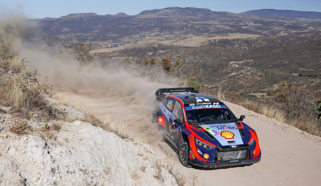 Esapekka Lappi y Sébastien Ogier batallan en el Rally de México