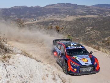 Esapekka Lappi y Sébastien Ogier batallan en el Rally de México