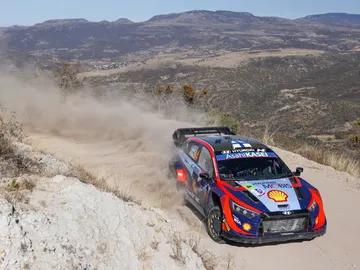 Esapekka Lappi y Sébastien Ogier batallan en el Rally de México Esapekka Lappi y Sébastien Ogier batallan en el Rally de México