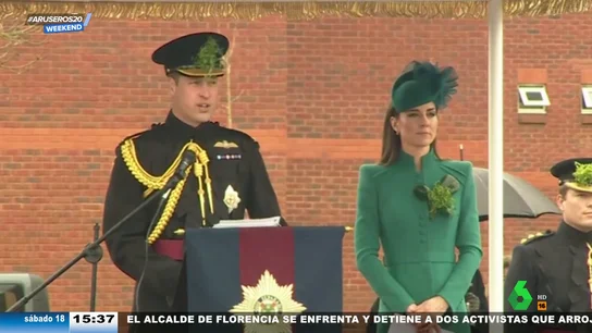 ¿Qué hace el príncipe Guillermo con una ensalada de tréboles en el sombrero? ¿Qué hace el príncipe Guillermo con una ensalada de tréboles en el sombrero?