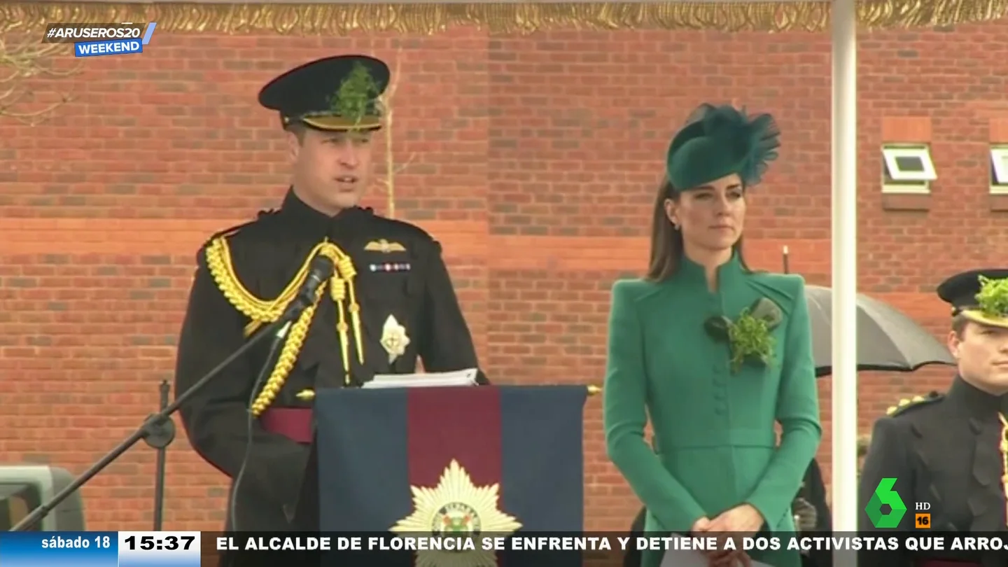 ¿Qué hace el príncipe Guillermo con una ensalada de tréboles en el sombrero? ¿Qué hace el príncipe Guillermo con una ensalada de tréboles en el sombrero?