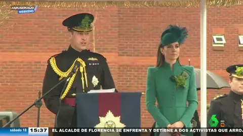 ¿Qué hace el príncipe Guillermo con una ensalada de tréboles en el sombrero?