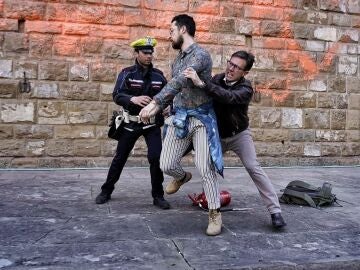 The mayor of Florence confronts and arrests two activists who were throwing paint at the Palazzo Vecchio façade