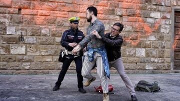 El alcalde de Florencia se enfrenta y detiene a dos activistas que arrojaban pintura a la fachada del Palacio Vecchio
