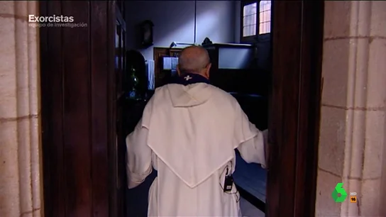 Un exorcista enseña el lugar donde expulsa al demonio de los cuerpos Un exorcista enseña el lugar donde expulsa al demonio de los cuerpos