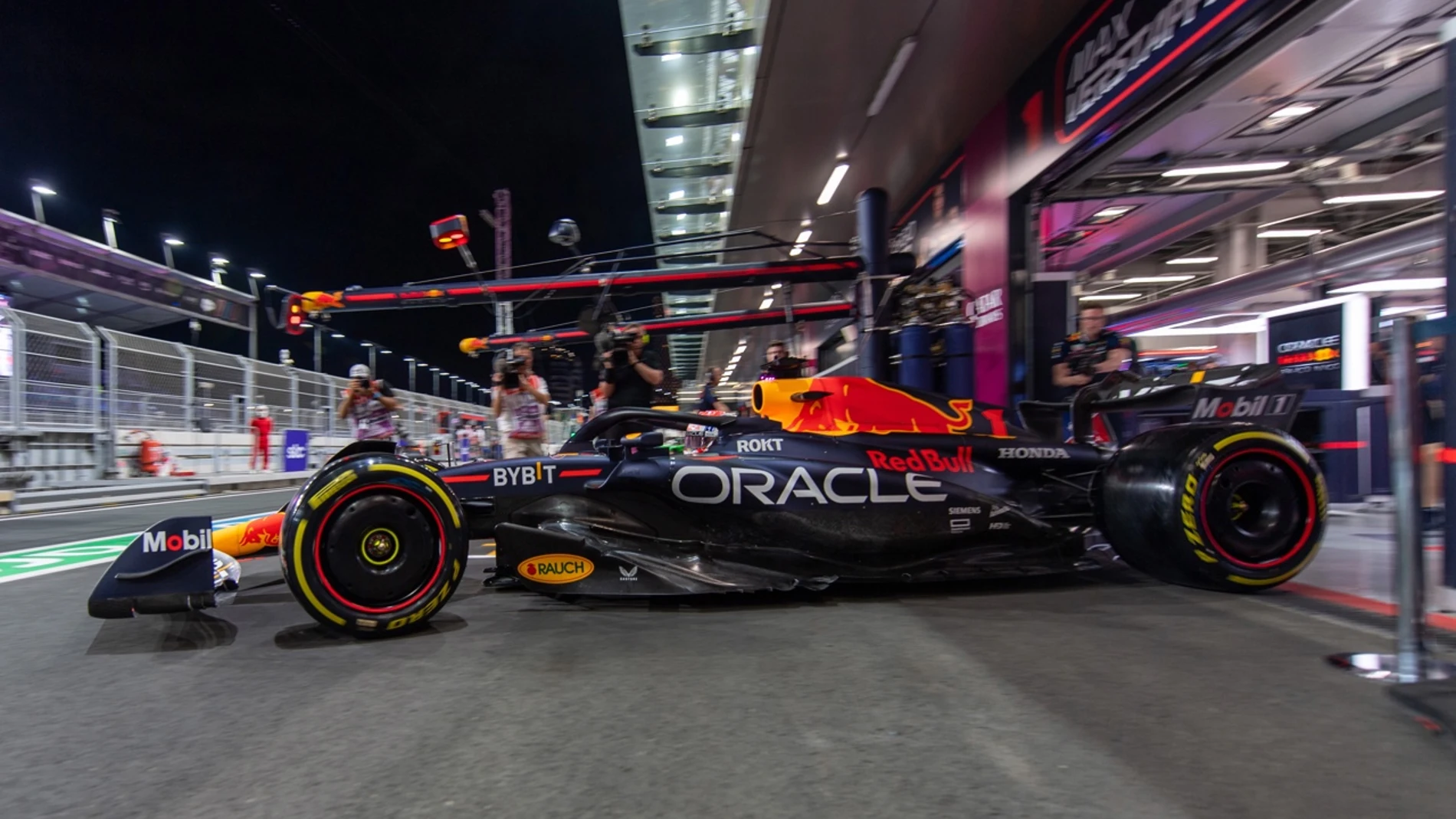 Max Verstappen, en el garaje de Red Bull