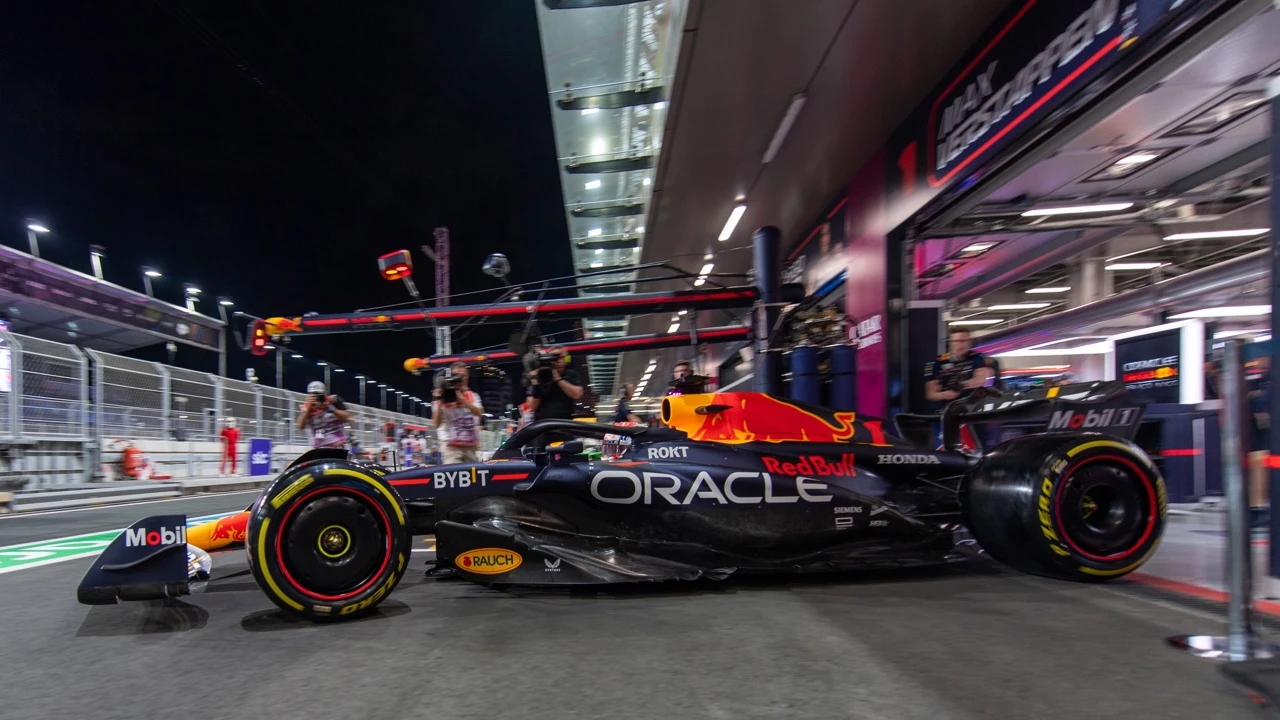 Max Verstappen, en el garaje de Red Bull