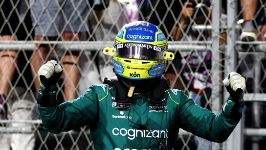 Fernando Alonso celebra su podio en Arabia Saudí Fernando Alonso celebra su podio en Arabia Saudí